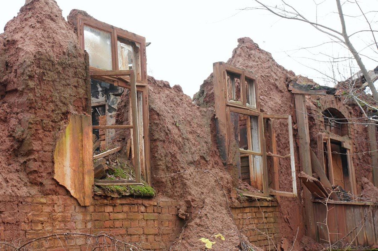 Polli mõisa valitsejamajas puhkes 2004. aastal põleng. Praegu annavad kunagisest auväärsest hoonest tunnistust vaid savitellistest müürijupid ning hulk katkisi aknaid.