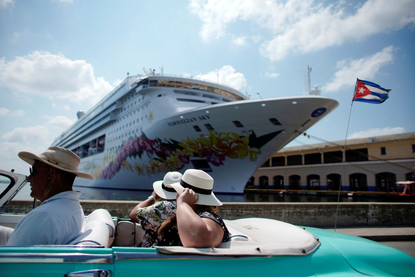 Ristluslaev Norwegian Sky ja turistid 2019. aastal Kuubal Havanna sadamas