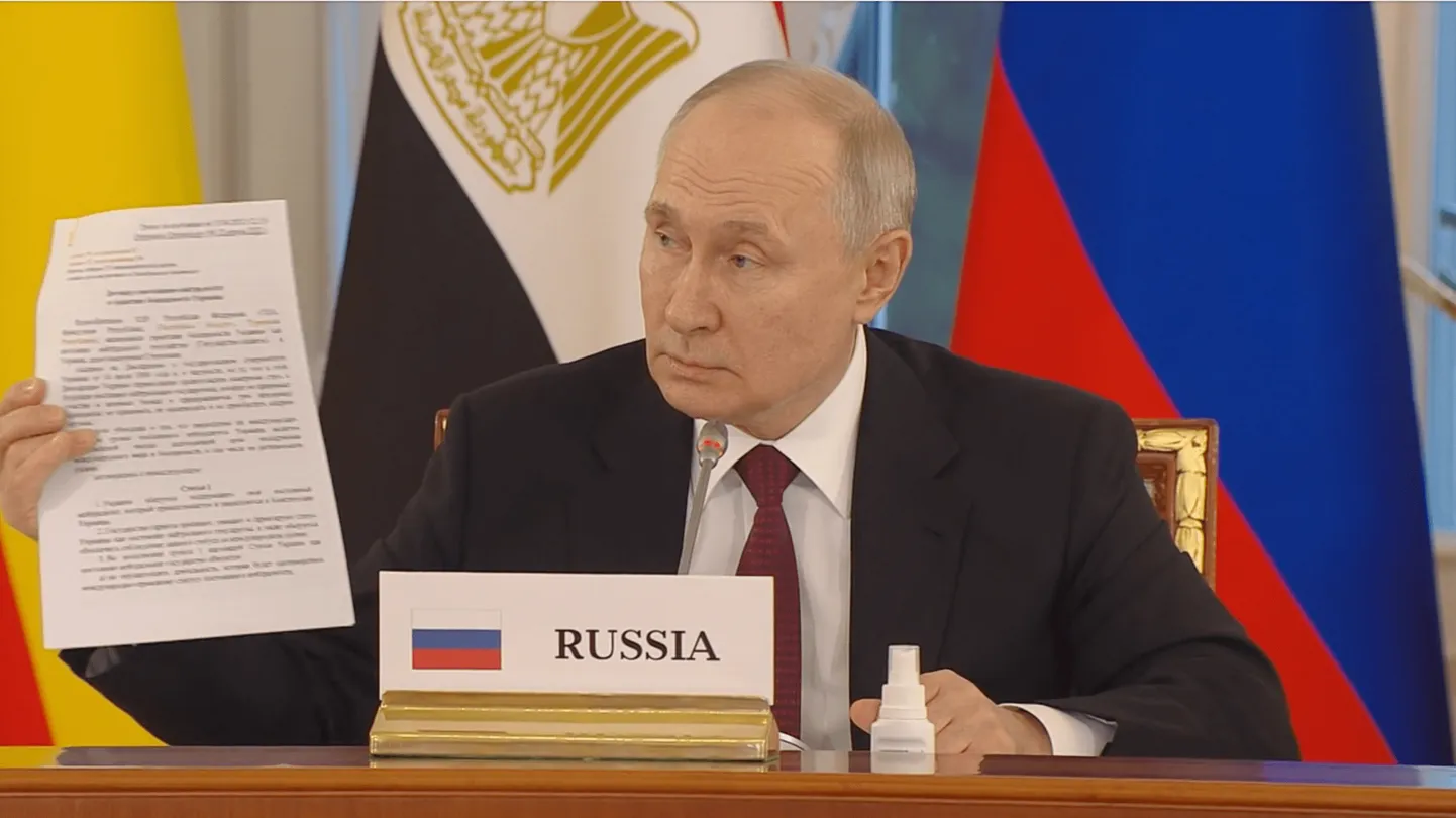 Путин во время демонстрации документов на встрече с делегацией из Африки