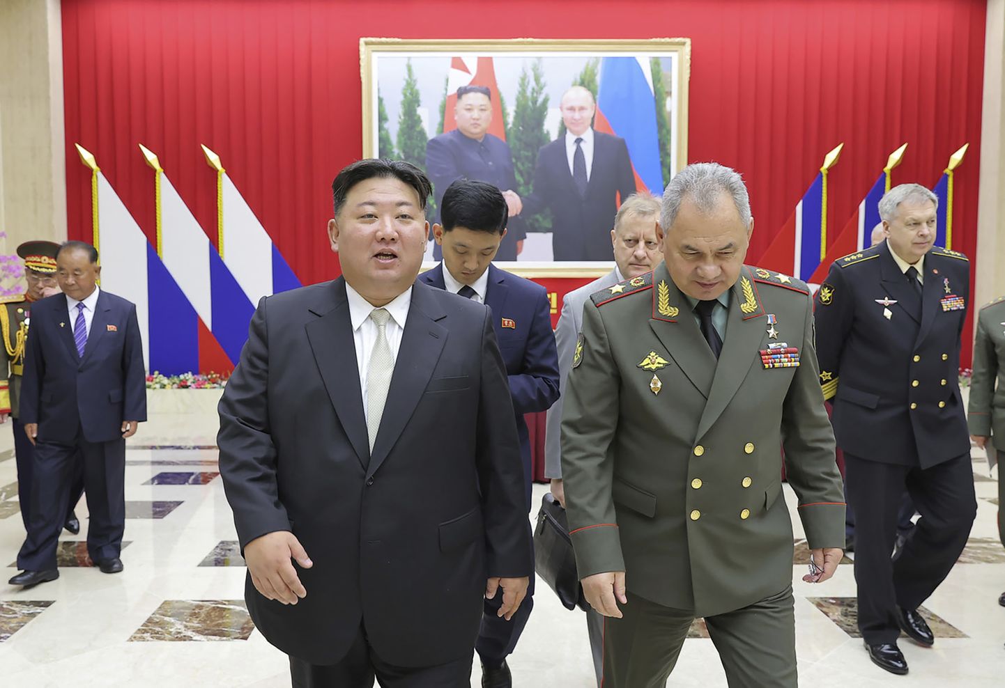 Лидер Северной Кореи Ким Чен Ын и министр обороны России Сергей Шойгу в Пхеньяне.