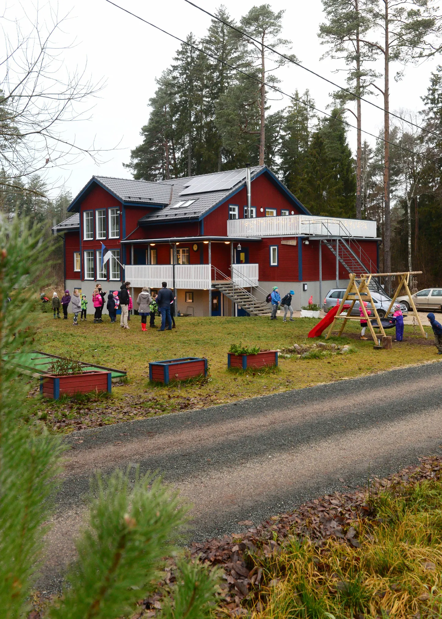 Eelmisel nädalal sai Peedu kooli- ja kogukonnamaja katus 22 päikesepaneeli, mis toodavad juba veidi elektrit.