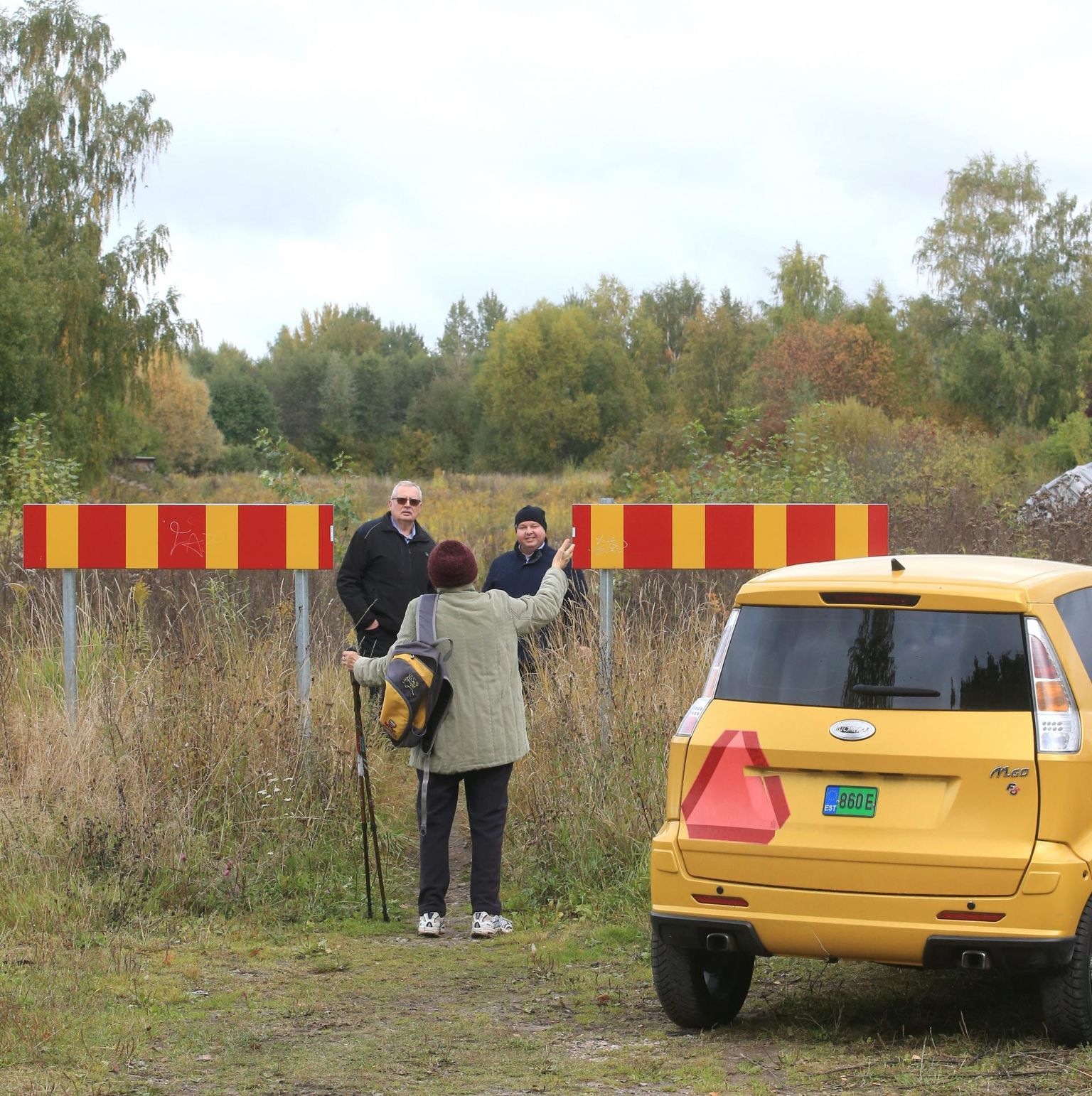 Tartu linnamajanduse osakonna juht Rein Haak (vasakul) ja teedeteenistuse juht Oleg Lužetski vaatasid eile Põhja pst lõpus tulevase ehitusobjekti üle.