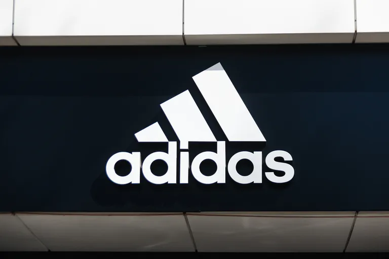 Adidase kolme kaldriibuga logo, mida tuntakse ka Adidase mäena.