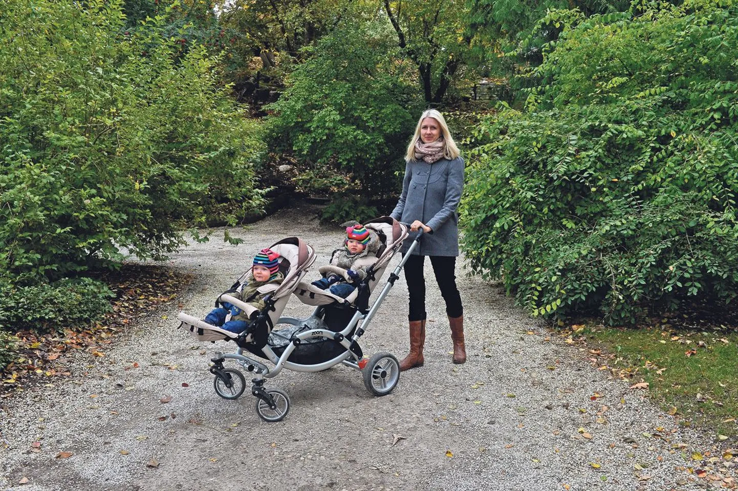 Liina Pulges (pildil koos kaksikute Mihkli ja Priiduga) on nördinud, et linn teeb lasteaia kohatasust vabastamisel vahet, kas laps käib era- või munitsipaallastehoius.
