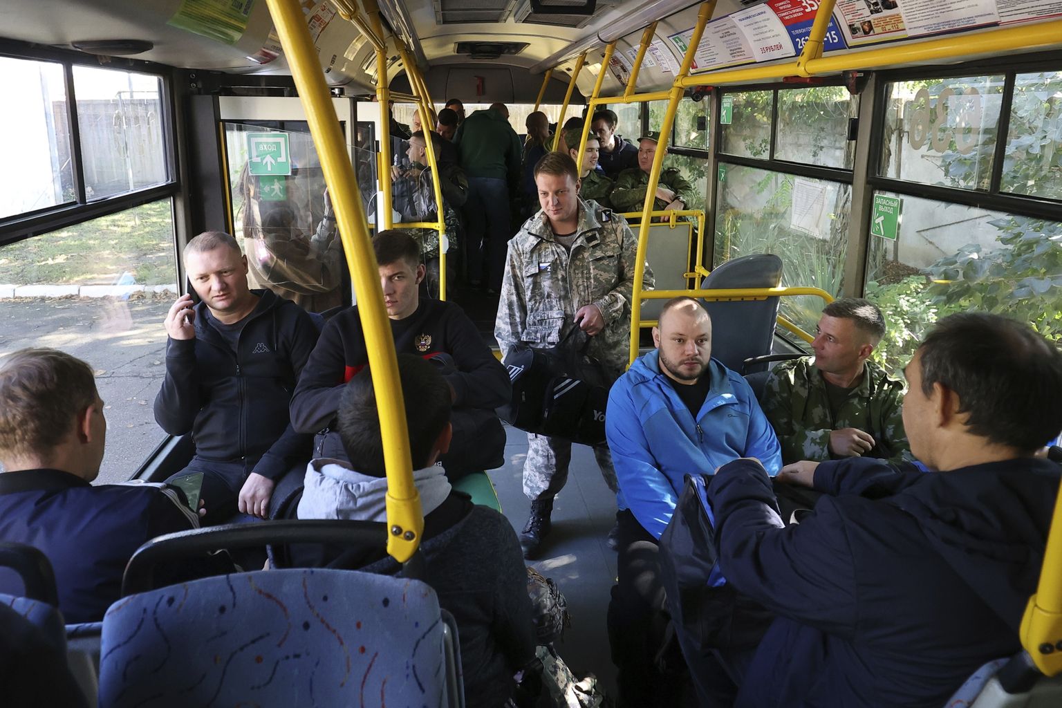 Iesauktie Krievijas vīrieši sēž busiņā Krasnodarskā, 25. septembris