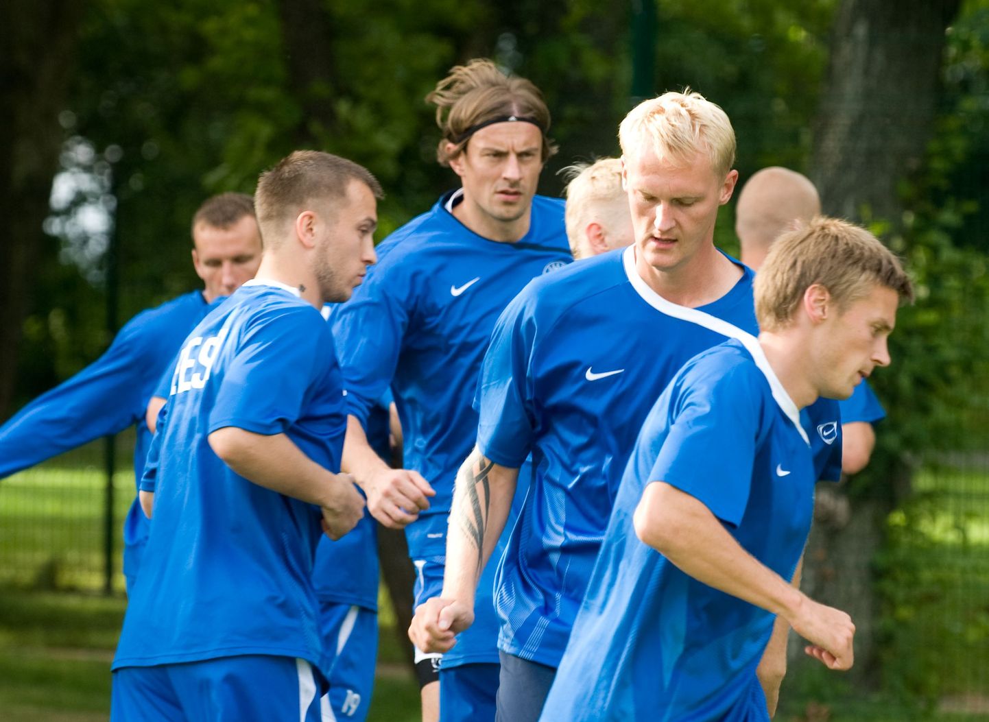 Eesti jalgpallikoondise liikmed treeningul.