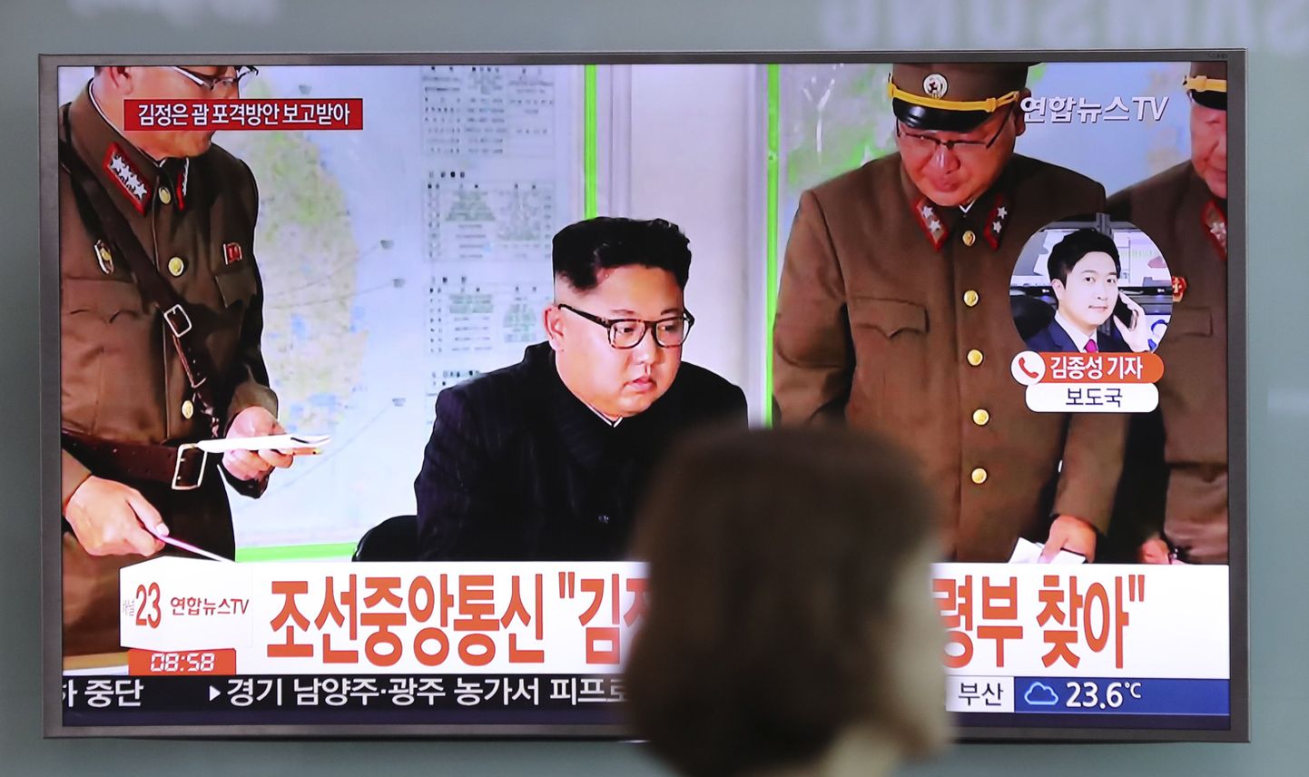 Kim Jong-un raketiplaaniga tutvumas.