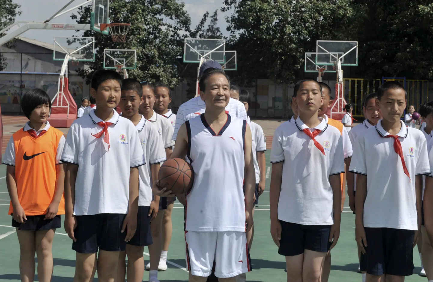 Hiina peaminister Wen Jiabao korvapalliga laste seas.