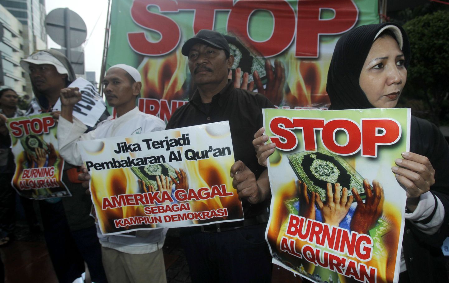 Митинг протеста в Джакарте. Участники акции протестуют против планов сожжения Корана.