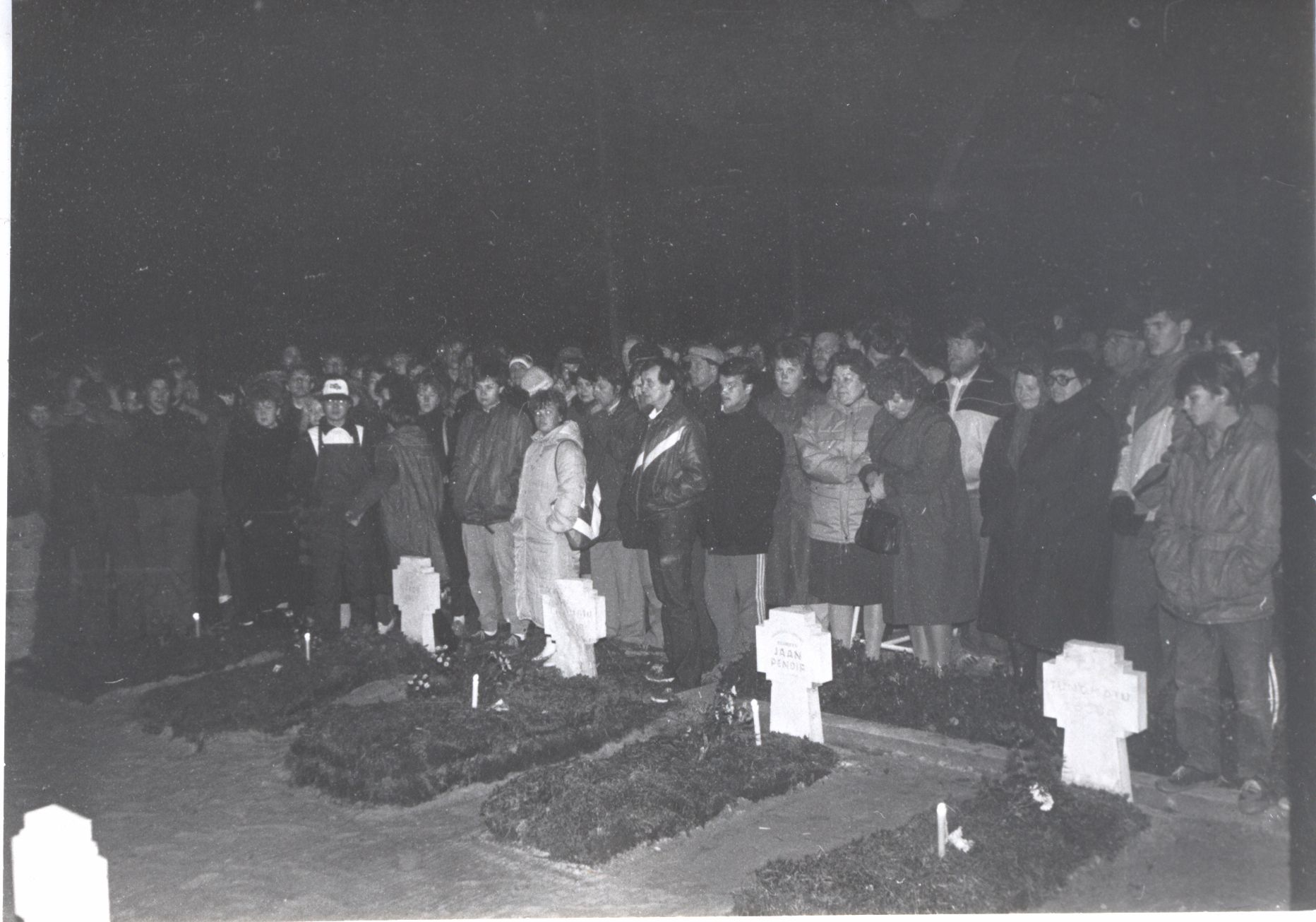 1987. aasta 21. oktoobril Võru kalmistule kogunenud rahvas.