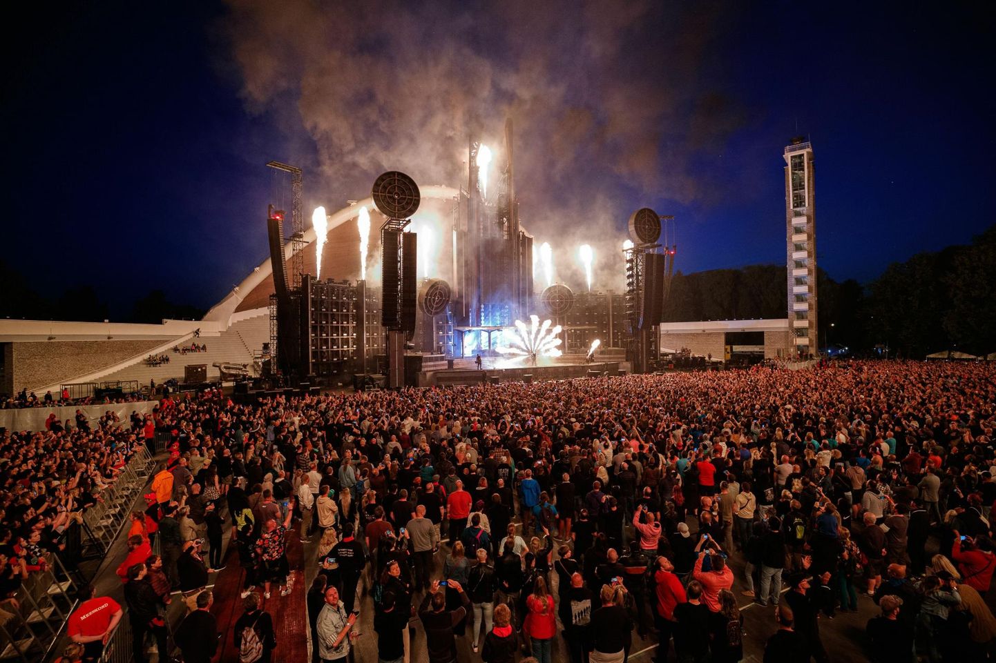 Muusika ühendab ja toob kokku. Rammsteini kontserti Tallinna lauluväljakul tuli nautima üle 60 000 inimese.