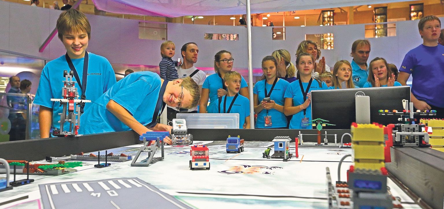 Lego League’i finaali pääsenud Ülenurme gümnaasiumi kuuendikud ütlesid, et nende meeskonna nimi YleTobor koosneb kahest osast: Yle viitab Ülenurmele, et ka vallavanem nende üle uhke oleks, ja tobor on tagurpidi robot. Aktsioonis on Karl-Hendrik Veidenberg (vasakul) ja Alex Kolsar.