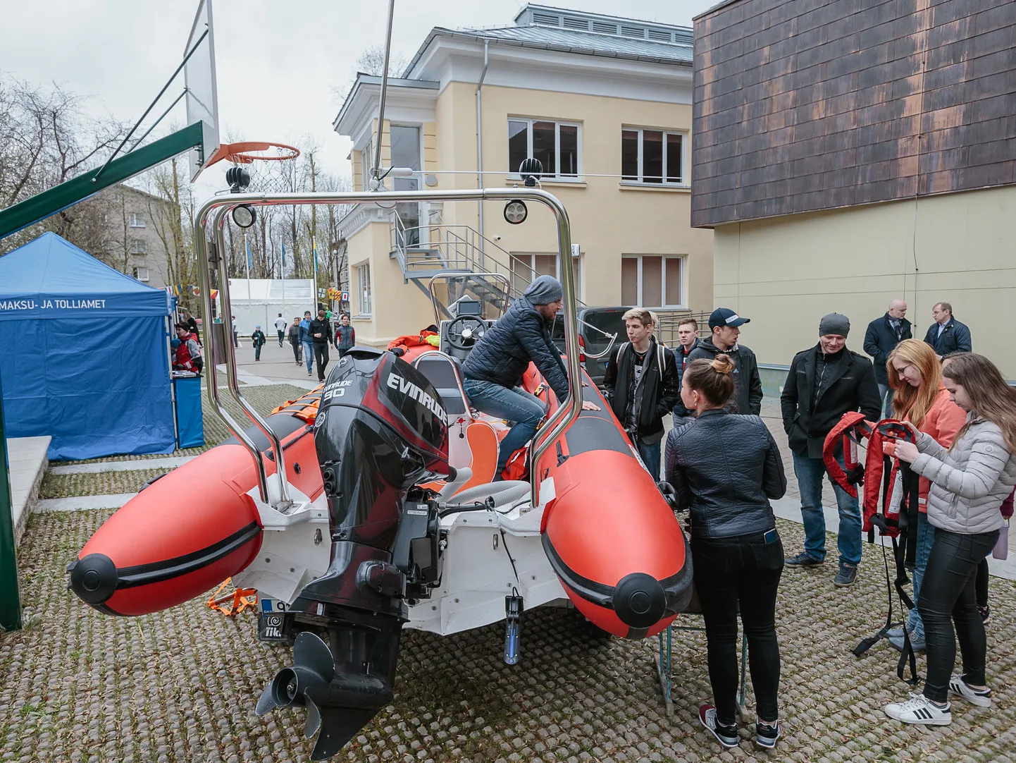 Üritus Narva noorte meremeeste klubi territooriumil.
