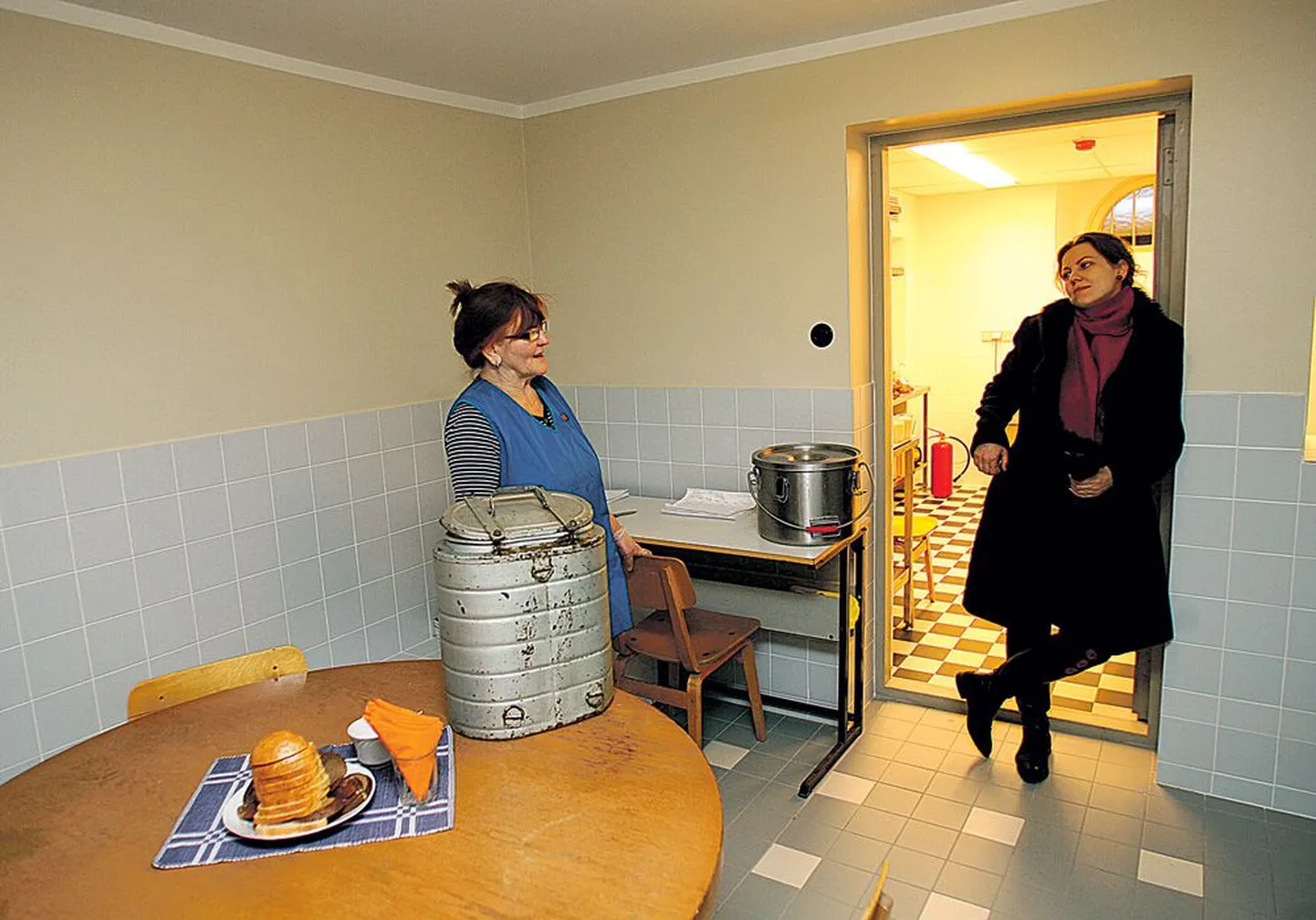 Pauluse kirikus tegutseva supiköögi töötaja Aino Varul (vasakul) ja SA Tartu Pauluse Kirik juhataja Elo Süld ei osanud eile ennelõunal öel­da, mida lõunaks pakutakse, sest supp oli alles teel. Kui tiibhoones hakkab tööle oma köök, ei jää nad enam vastust võlgu.