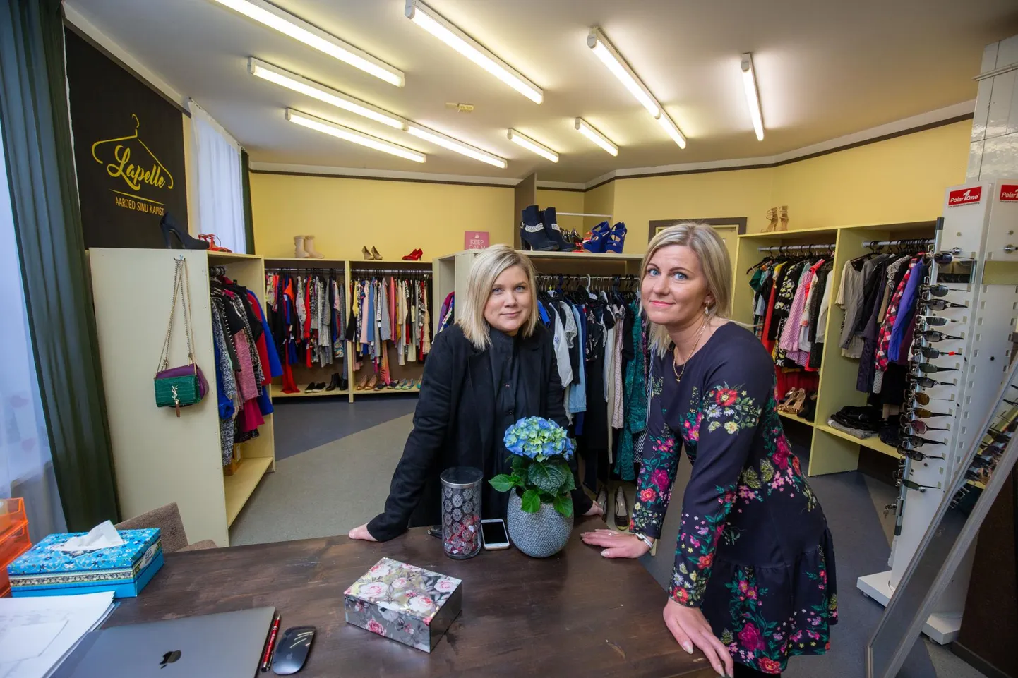 Kuigi enne kevadist eriolukorda avasid Lenna Põder (vasakul) ja Maarika Tamme Tallinna tänaval kaupluse, on taaskasutatavate riiete müük jäänud endiselt lõviosas internetti.