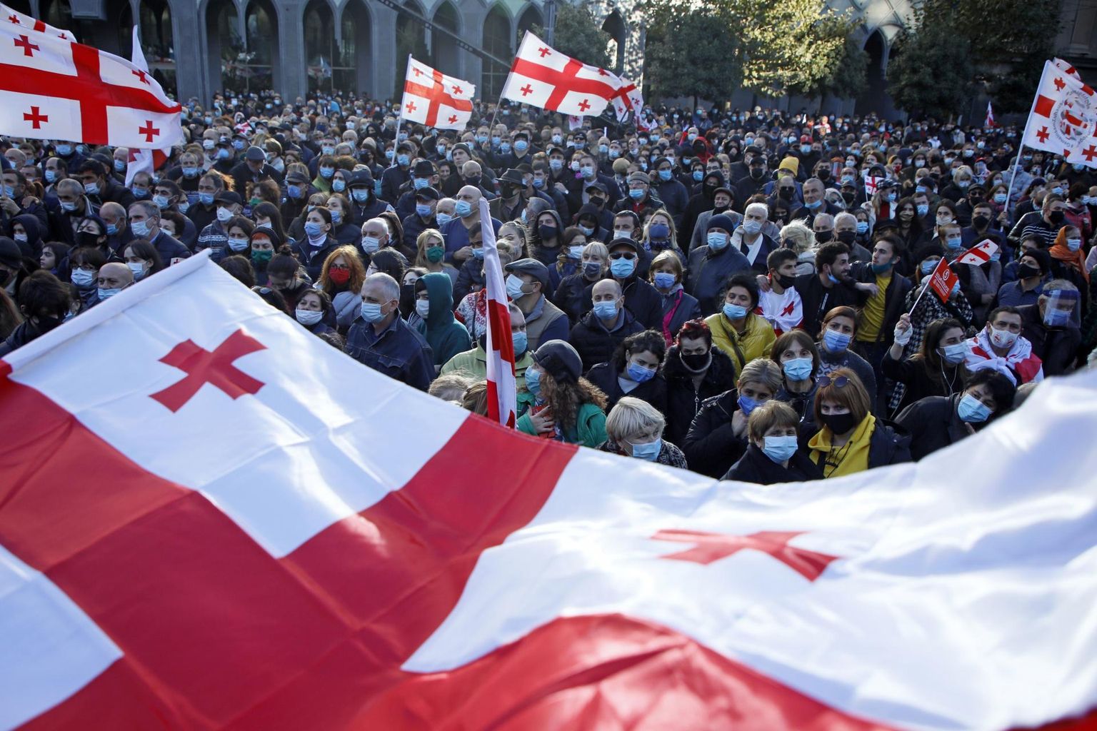 Pühapäeval kogunesid tänavatele kümned tuhanded inimesed, et seista Gruusia demokraatlike väärtuste eest.