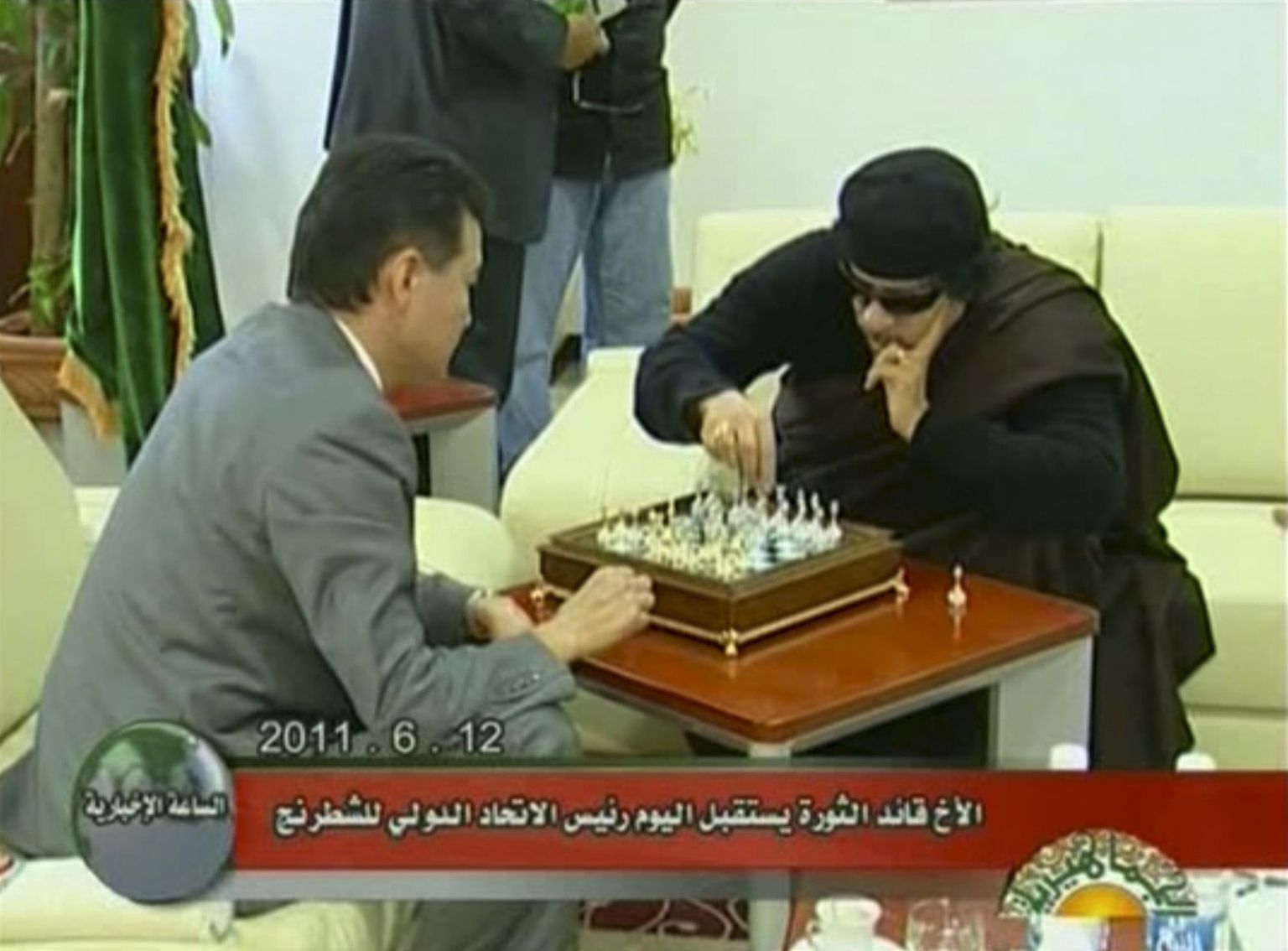 Liibüa riikliku televisiooni kaader malematšist Muammar Gaddafi (paremal) ja FIDE juhi Kirsan Iljumžinovivahel.