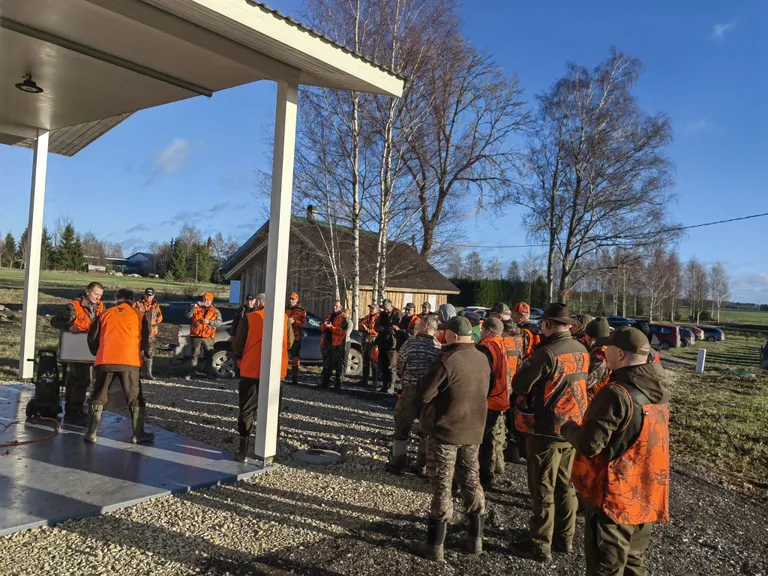 Jahimehed kogunesid ühisjahti pidama Koigi jahimaja juurde.