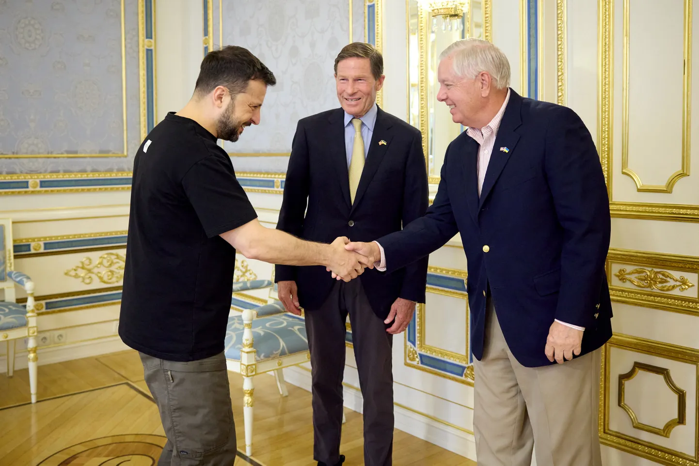 Ukraina president Volodõmõr Zelenskõi, senaator Richard Blumenthal ja senaator Lindsey Graham.