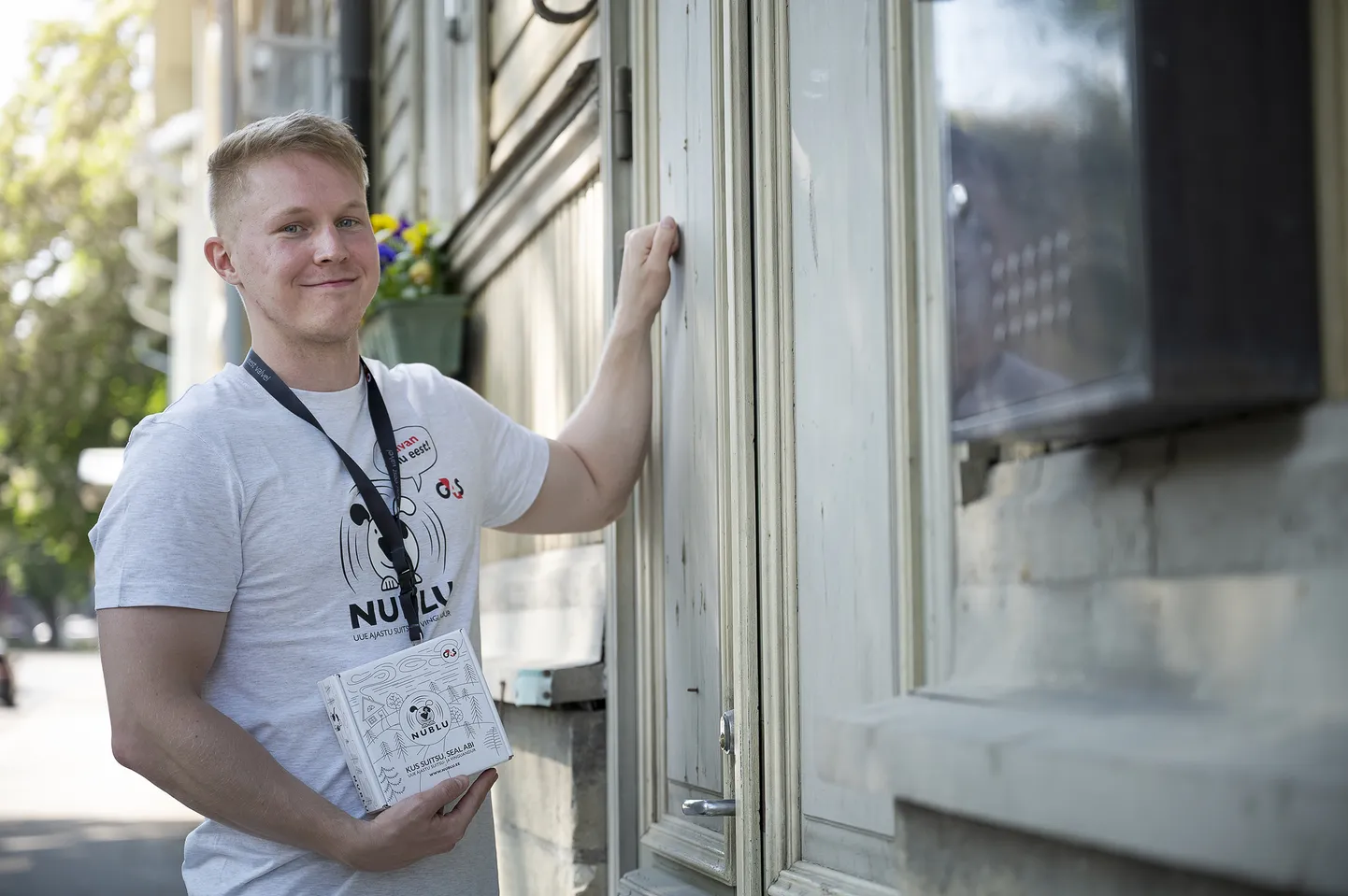 Kenet Vuks on üks G4S-i müügiesindajatest, kes järvamaalaste ustele koputamas käib. Noormees usub, et tuleohutusest rääkimine on väga oluline.