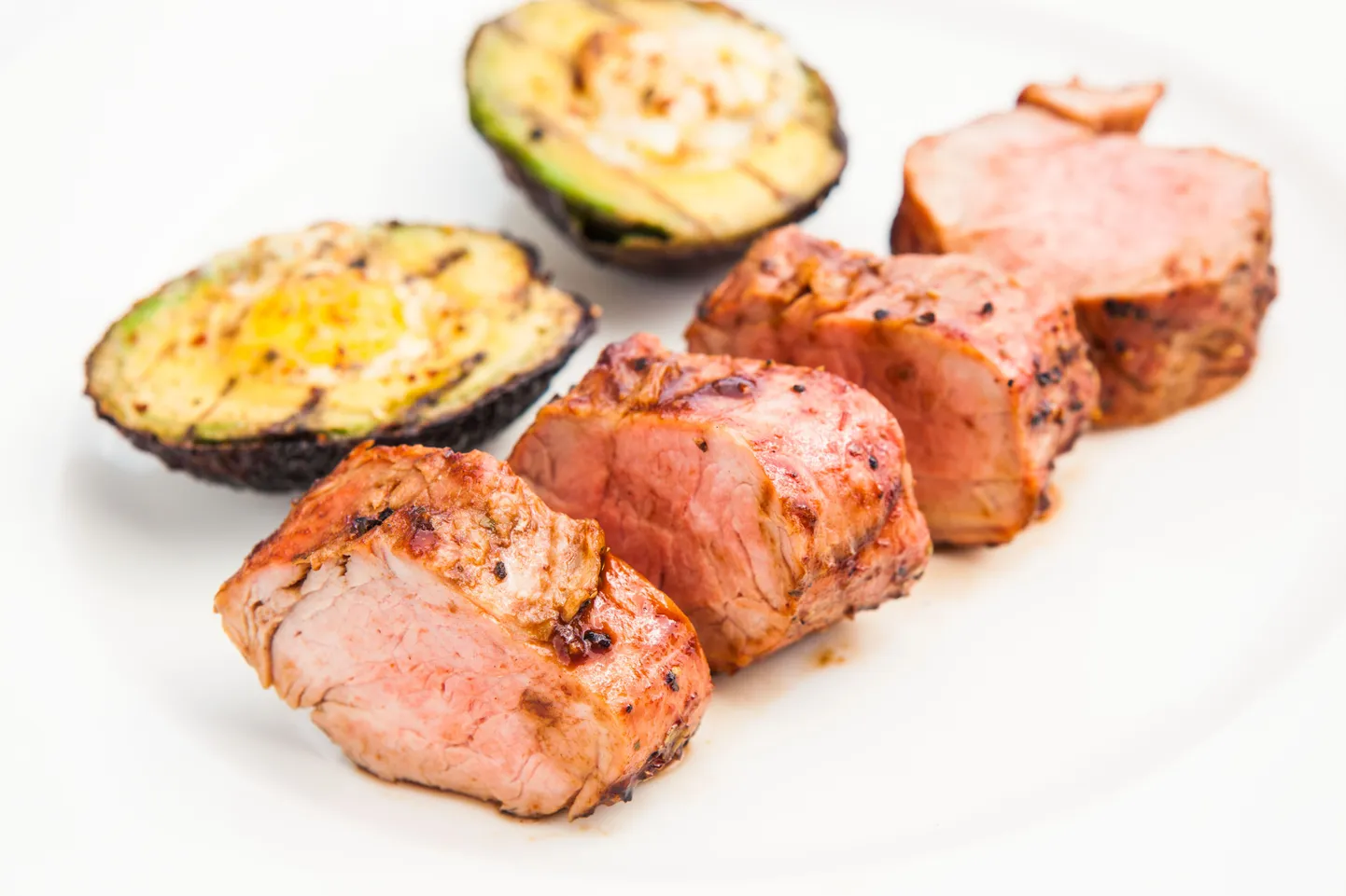 Grillitud avokaado vutimunaga ja grillitud sea sisefilee.