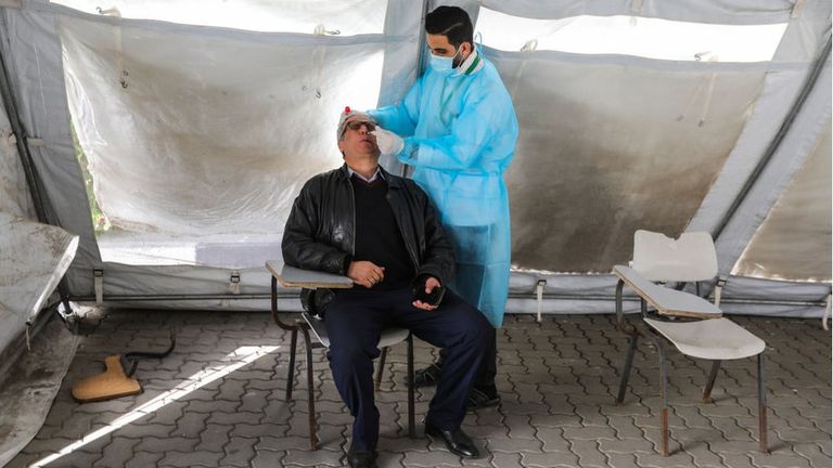 Тестирование на коронавирус на Палестинских территориях в секторе Газа. Палестинские власти заявили, что первый случай заболевания штаммом "Омикрон" был отмечен в декабре 2021 года
