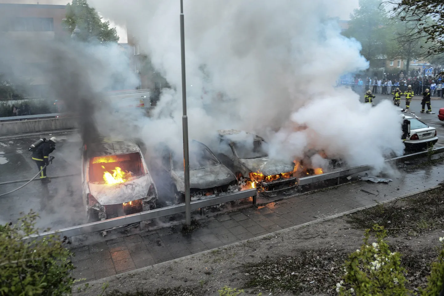 Tuletõrjujad kustutamas põlevaid autosid 2013. aastal Rinkeby magalarajoonis.