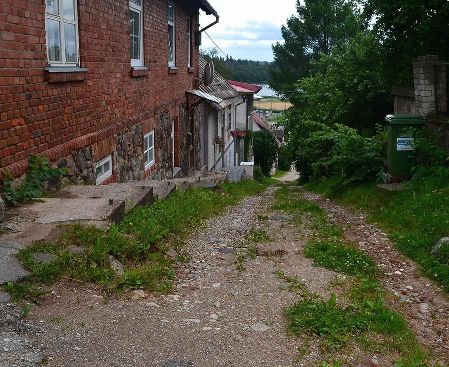 Kui pöörata Tartu tänavalt Liiva tänavale, avanevad maalilised vaated ning pääseb ka mäest alla järve äärde.