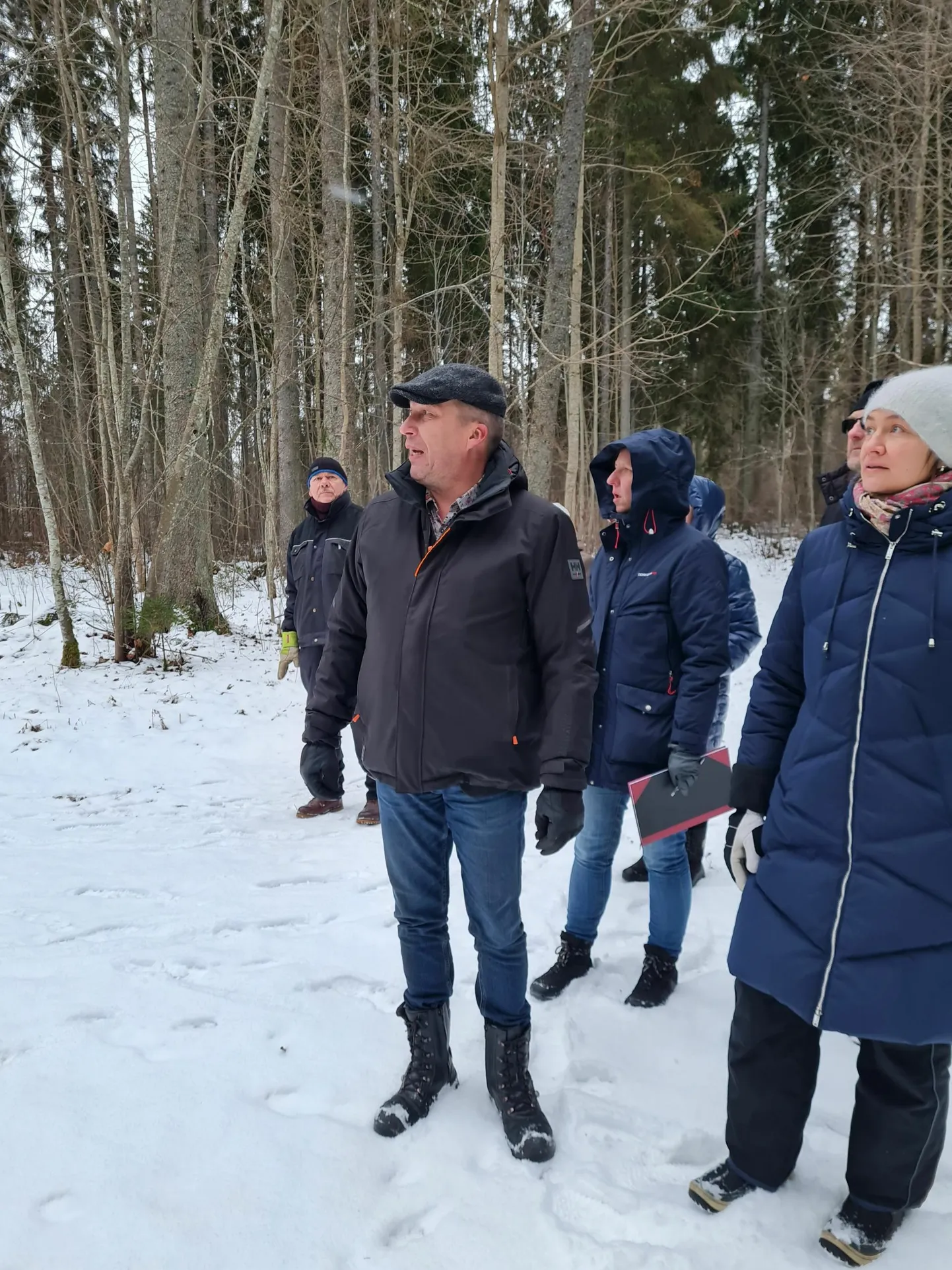Türi Halduse juht Elari Hiis tegi teisipäeval kohale tulnud inimestele Kõrgessaares ringkäigu ja näites, millises olukorras on seal kasvavad puud.