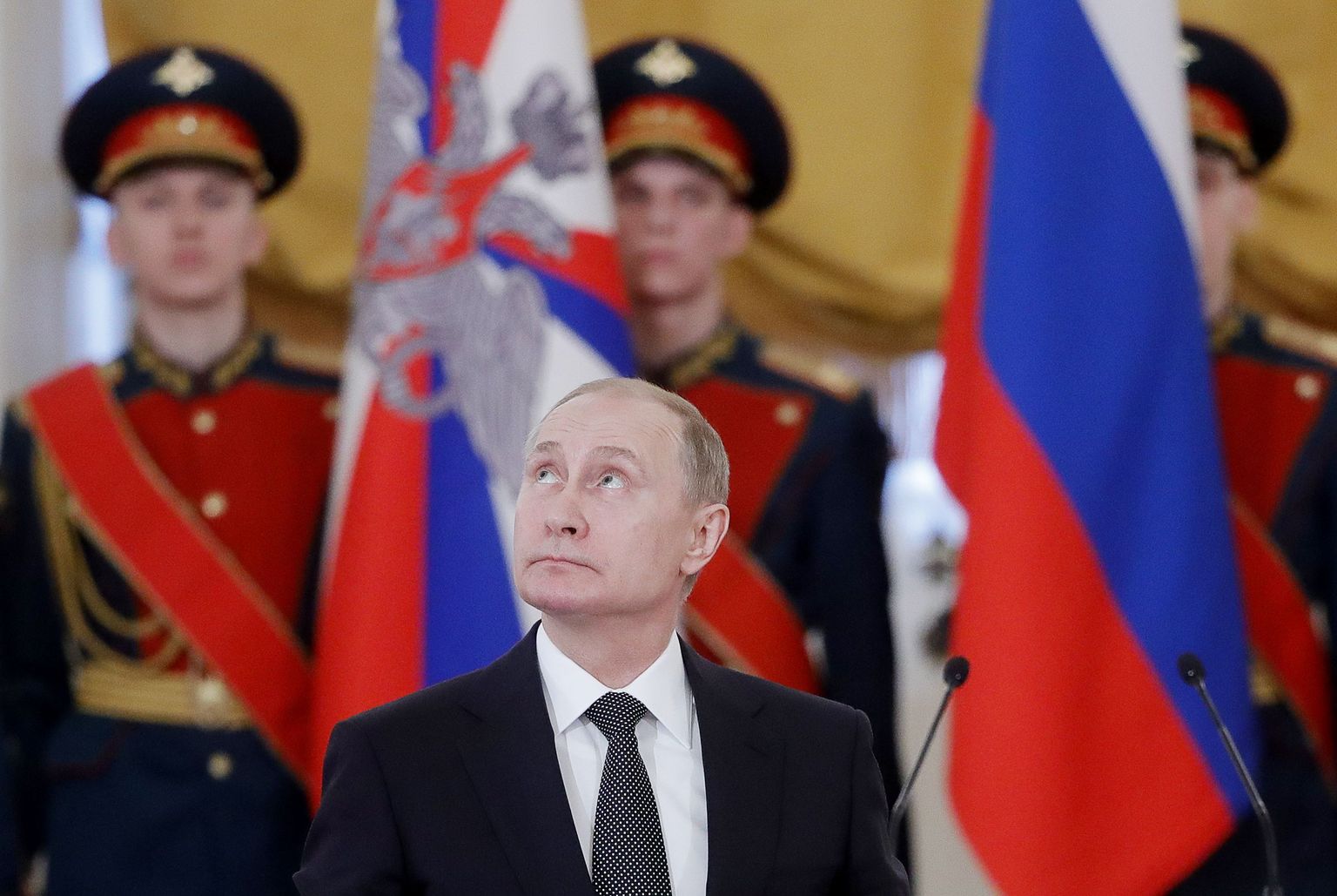 President Vladimir Putin seiras möödunud reedel punaarmee aastapäeval Kremlis pidulikul autasude jagamise tseremoonial väeosa lipule kinnitatud ordenit.