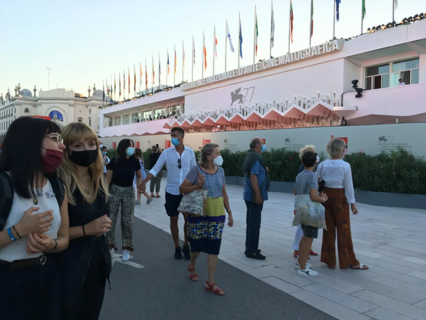 Hõre, kuid see-eest maskistatud publik ei avaldanud Veneetsia festivalipaleele Lido saarel just erilist survet.