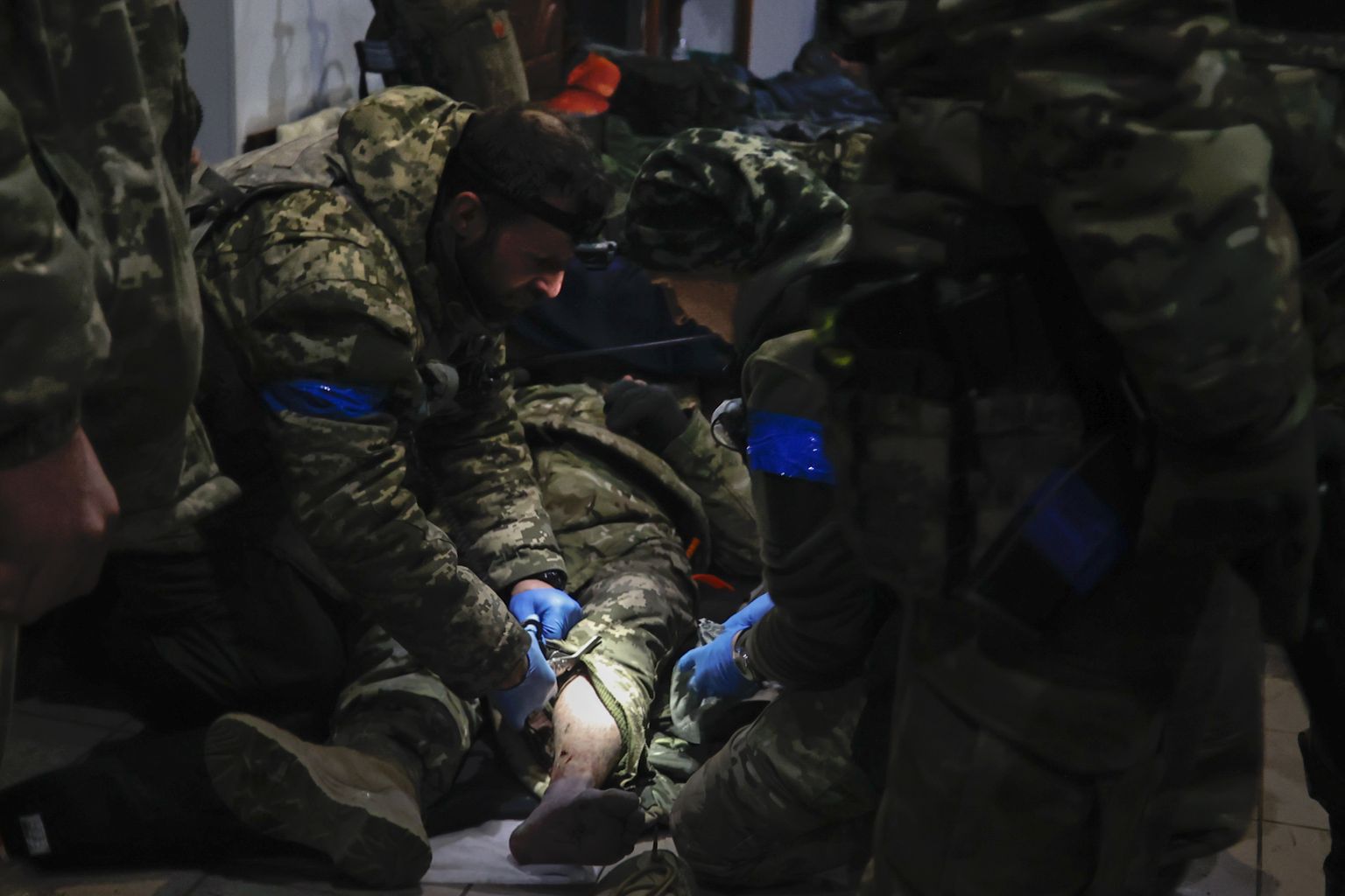 Parameedikud aitamas Donetski oblastis Soledaris vigastada ja külmakahjustusi saanud Ukraina sõdurit. Foto on tehtud 8. jaanuaril 2023