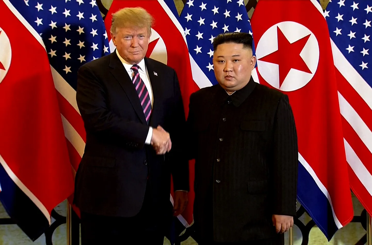 Donalds Tramps Hanojā tiekas ar Ziemeļkorejas diktatoru Kimu Čenunu