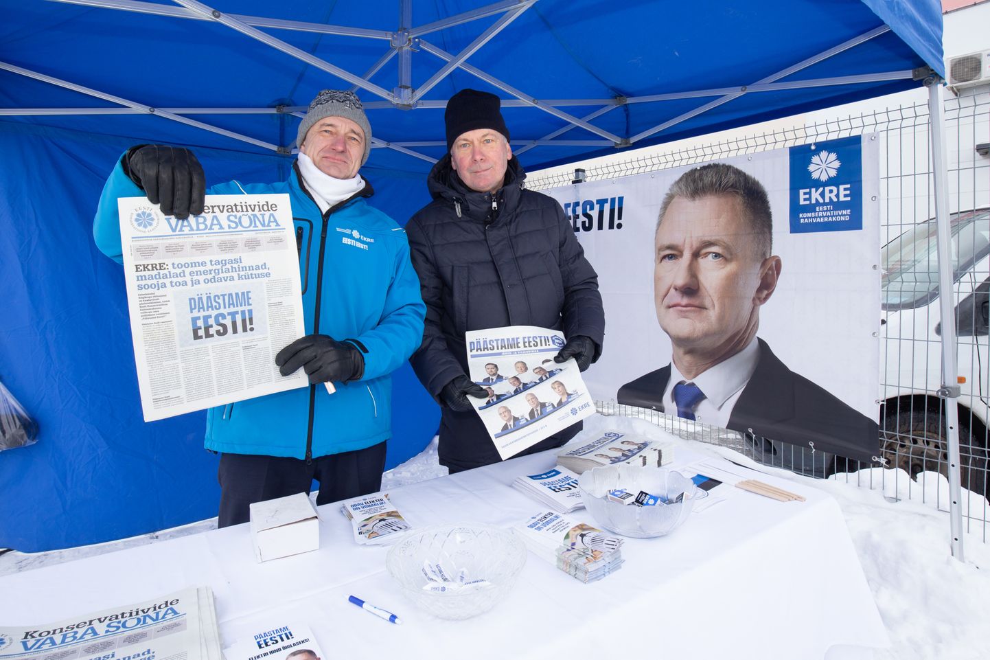 EKRE kandidaadid Rein Suurkask ja Kalle Kivistik teevad Viljandi turul riigikogu valimiste kampaaniat.