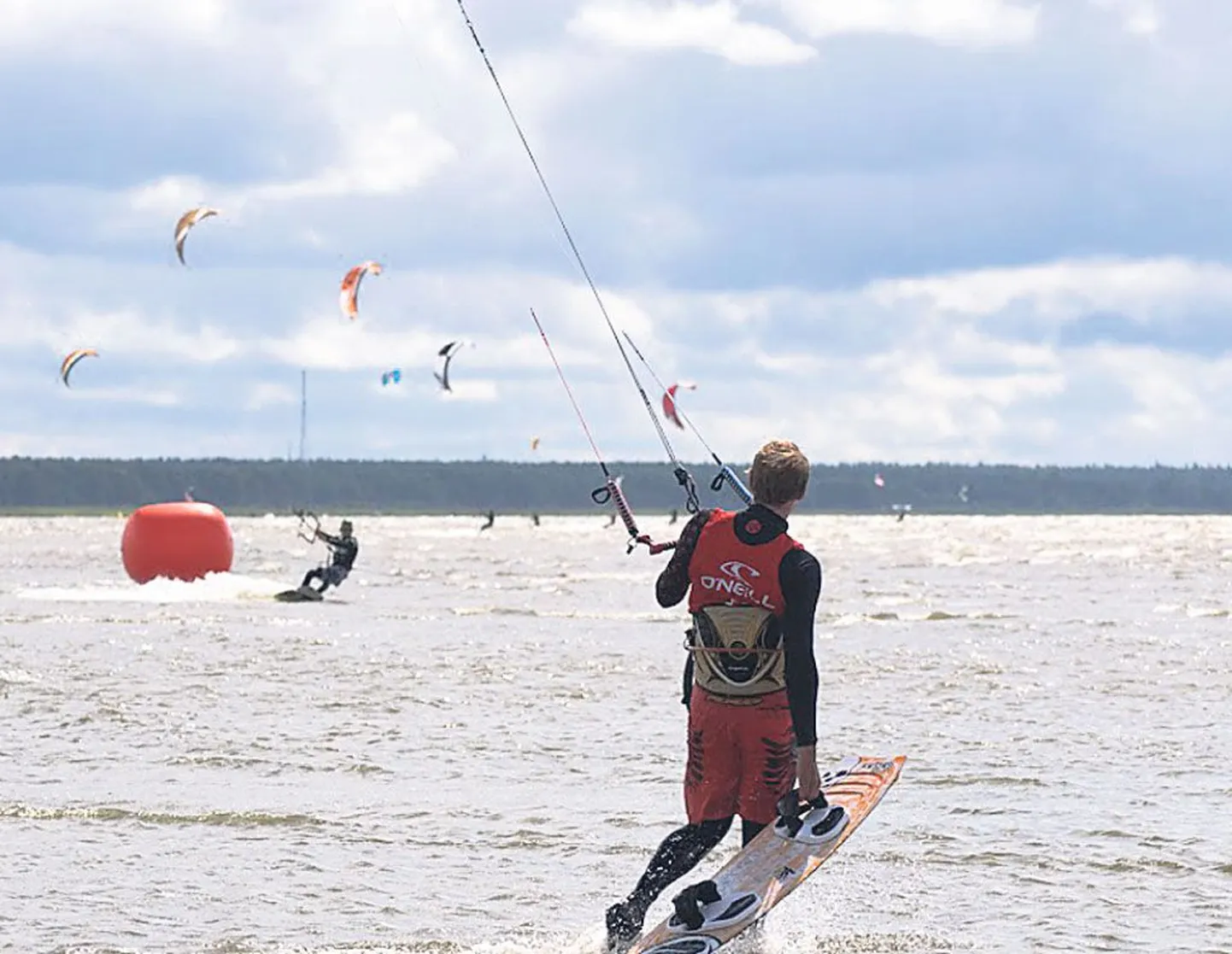 “Aloha Kite Challenge 2012” toob Pärnusse kokku Eesti parimad lohesurfarid, kes võistlevad kahel alal.