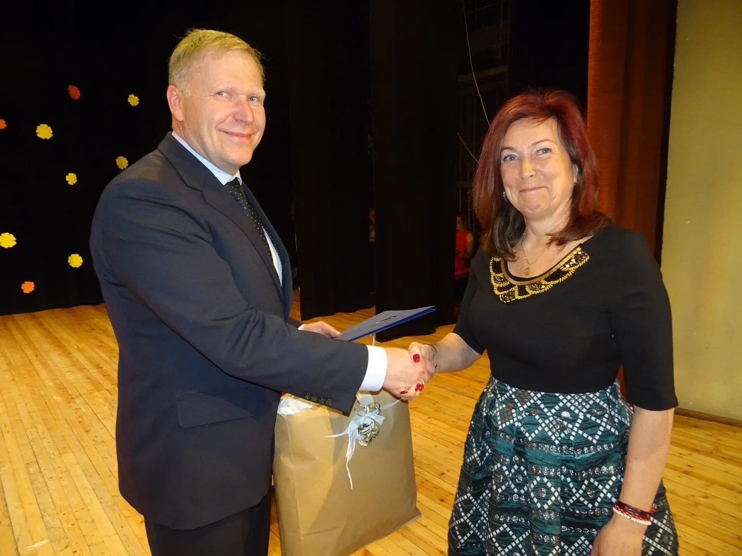 Tapa vallavanem Riho Tell annab hea ema tiitli nelja lapse emale Tiina Talvikule.