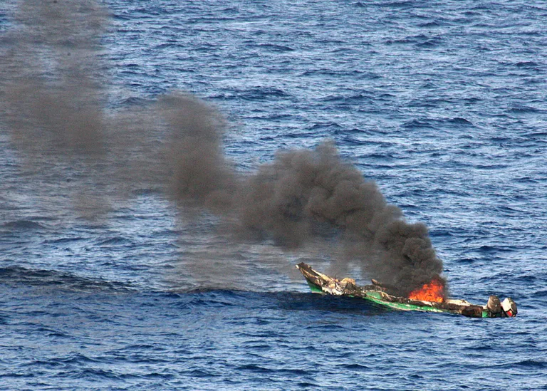 USA mereväe laeva USS Ashland rünnanud piraatide paat, mille ameeriklased süütasid