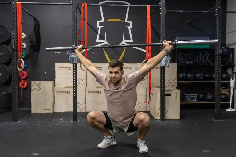Õige tehnika on CrossFiti alus. Üks baasharjutus on kükk, mida treener Mihkel Keldoja ette näitab. Aga saab ka kosmonaute teha, hüppenööriga hüpata, joosta, ergomeetril sõuda ja mida kõike veel.
