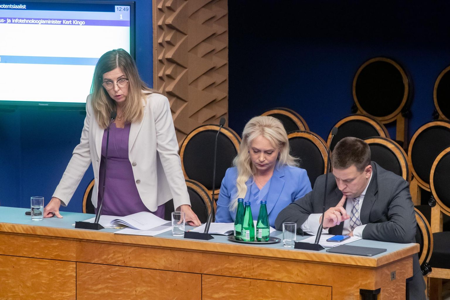 Ministrid Kert Kingo (vasakul), Riina Solman ja Jüri Ratas riigikogu infotunnis.