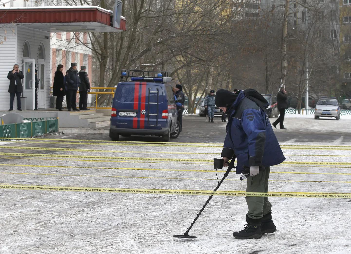 Uurimiskomitee töötaja püüab metalliotsija abiga Moskva kooli nr 263 juurest leida padrunikesti.