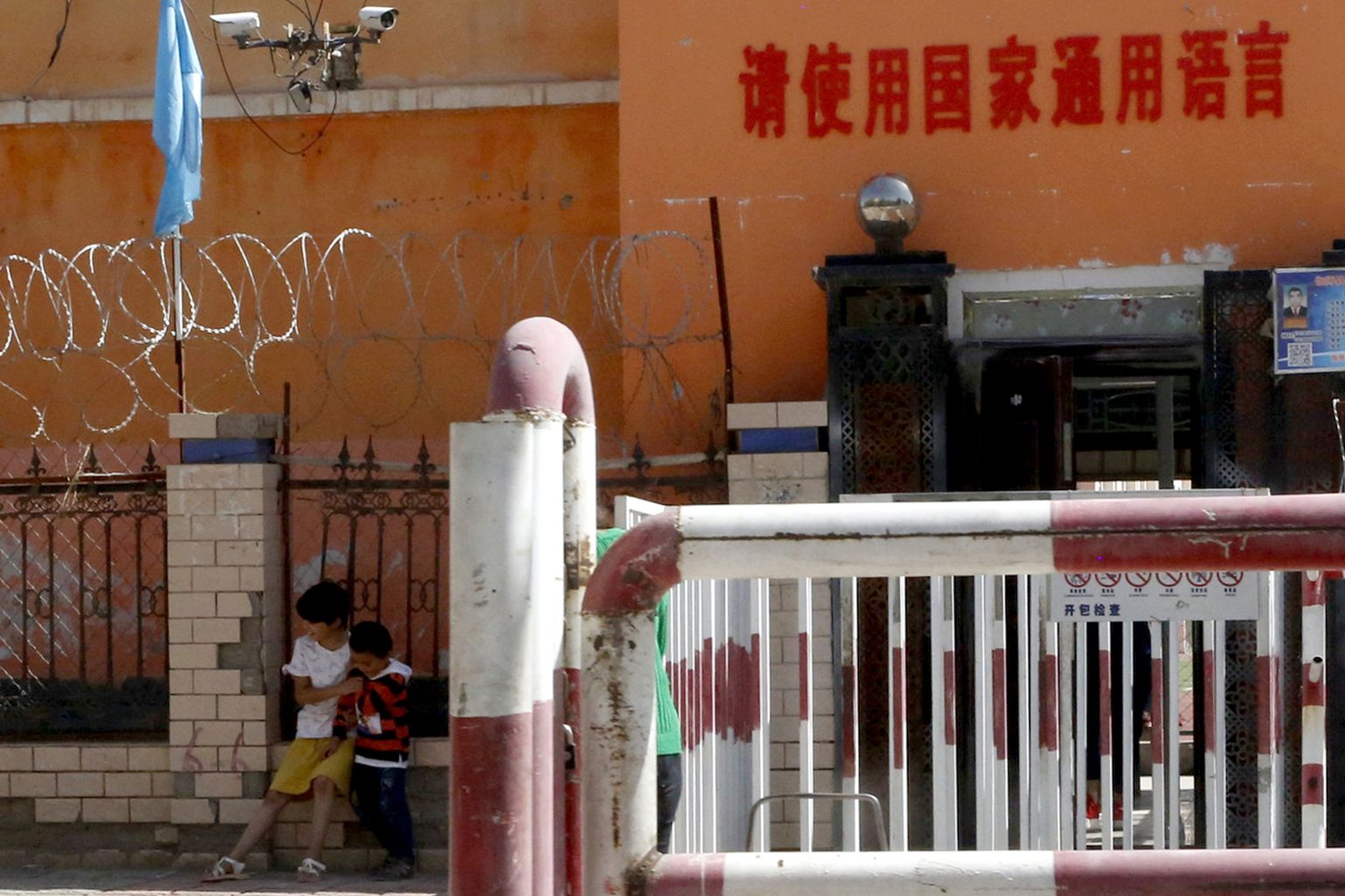 Kool Hiina Xinjiangi piirkonnas. Silt kutsub kasutama riigi ühist, mandarini keelt.