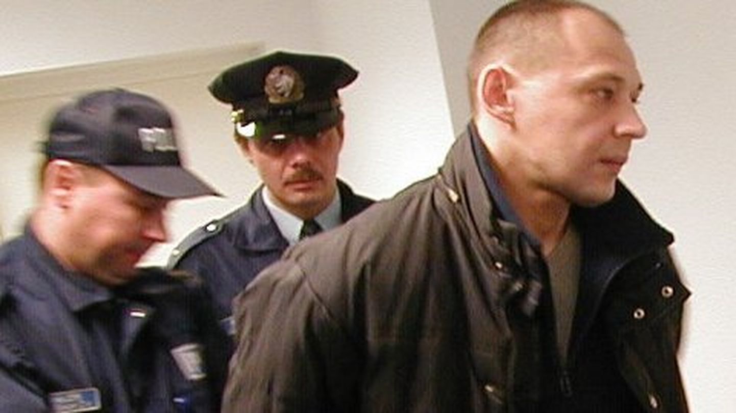 2003. aastal mõistis Ida-Viru maakohus Anatoli Smelkovile 18 aasta pikkuse vangistuse ühe inimese tapmise ja kolme tapmiskatse eest. Mees peeti kinni, kui ta sõitis politseiauto värvidesse maskeeritud sõidukiga. Nüüd ei soovinud Smelkov enne tähtaega vangist vabaneda.