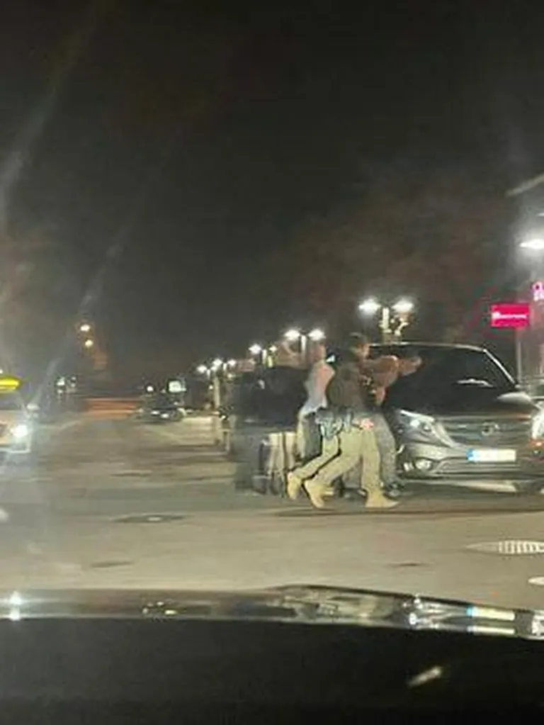 Полиции пришлось арестовывать ночных гуляк, употреблявших крепкие напитки.
