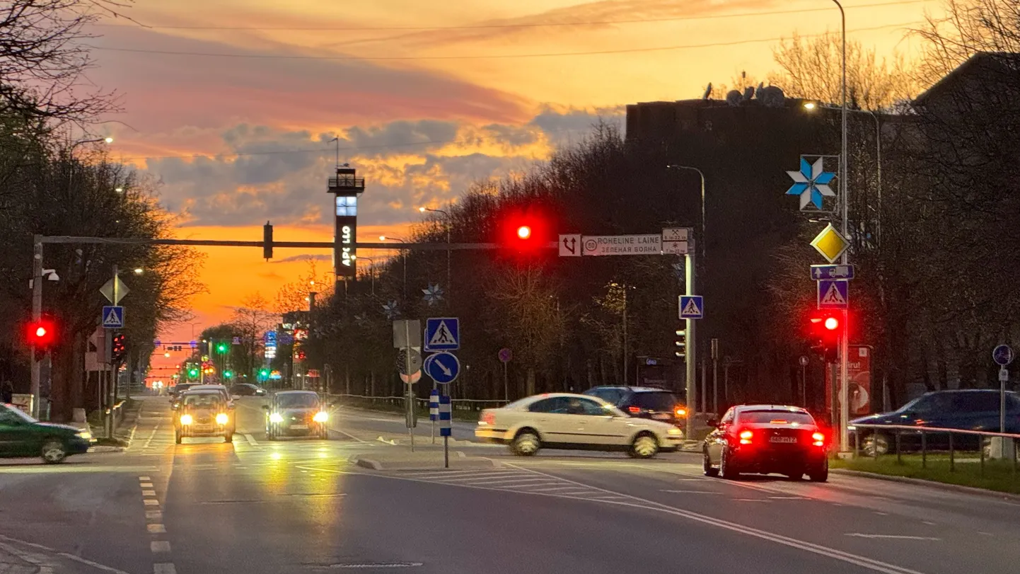 Дорожное движение в городе. Иллюстративное фото.