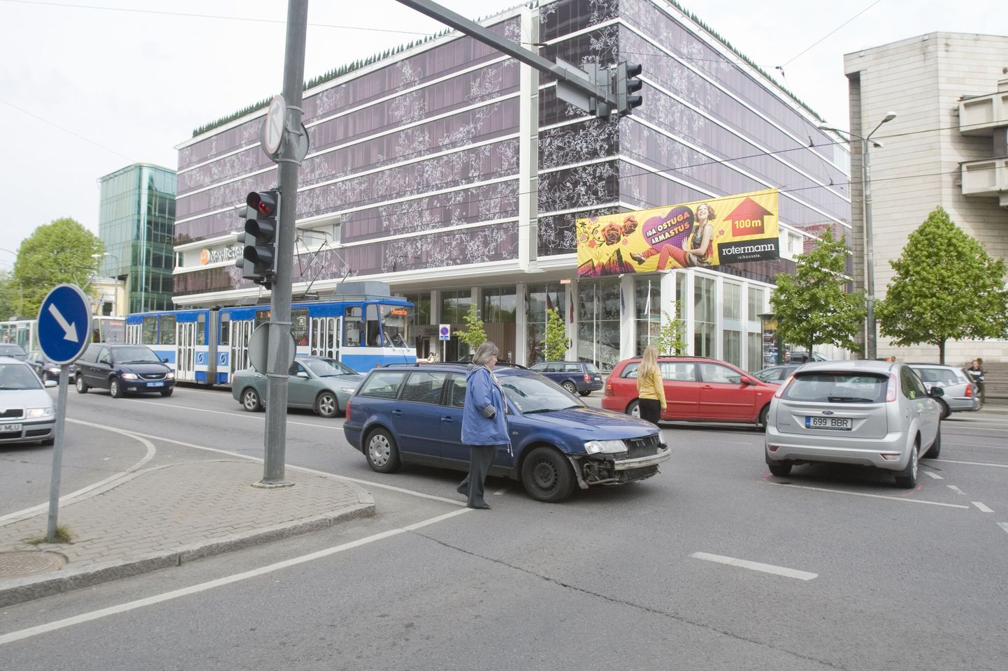 Üks avariisse sattunud autodest blokeeris Kadrioru ja Lasnamäe poole viiva trammitee.