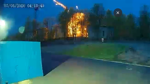 ВИДЕО ⟩ На видео попали моменты падения дронов в Резекне