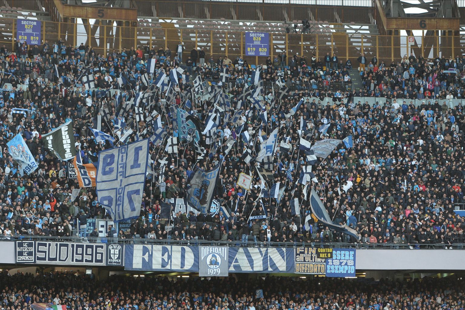 Napoli fännid ihkavad juba näha, kuidas nende lemmikud üle 33 aasta taaskord Itaalia meistrikarika pea kohale tõstavad.