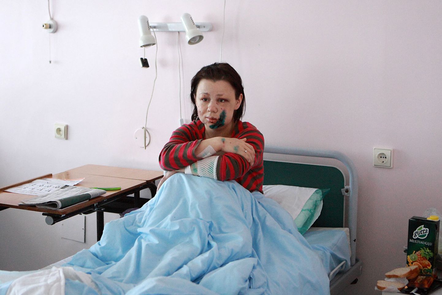 Haiglas paranesid küll Jekaterina füüsilised vigastused, kuid hingehaavad jäävad. Miks Sergei oma kodus lõhkekeha plahvatama pani, ei suuda naine siiani mõista.