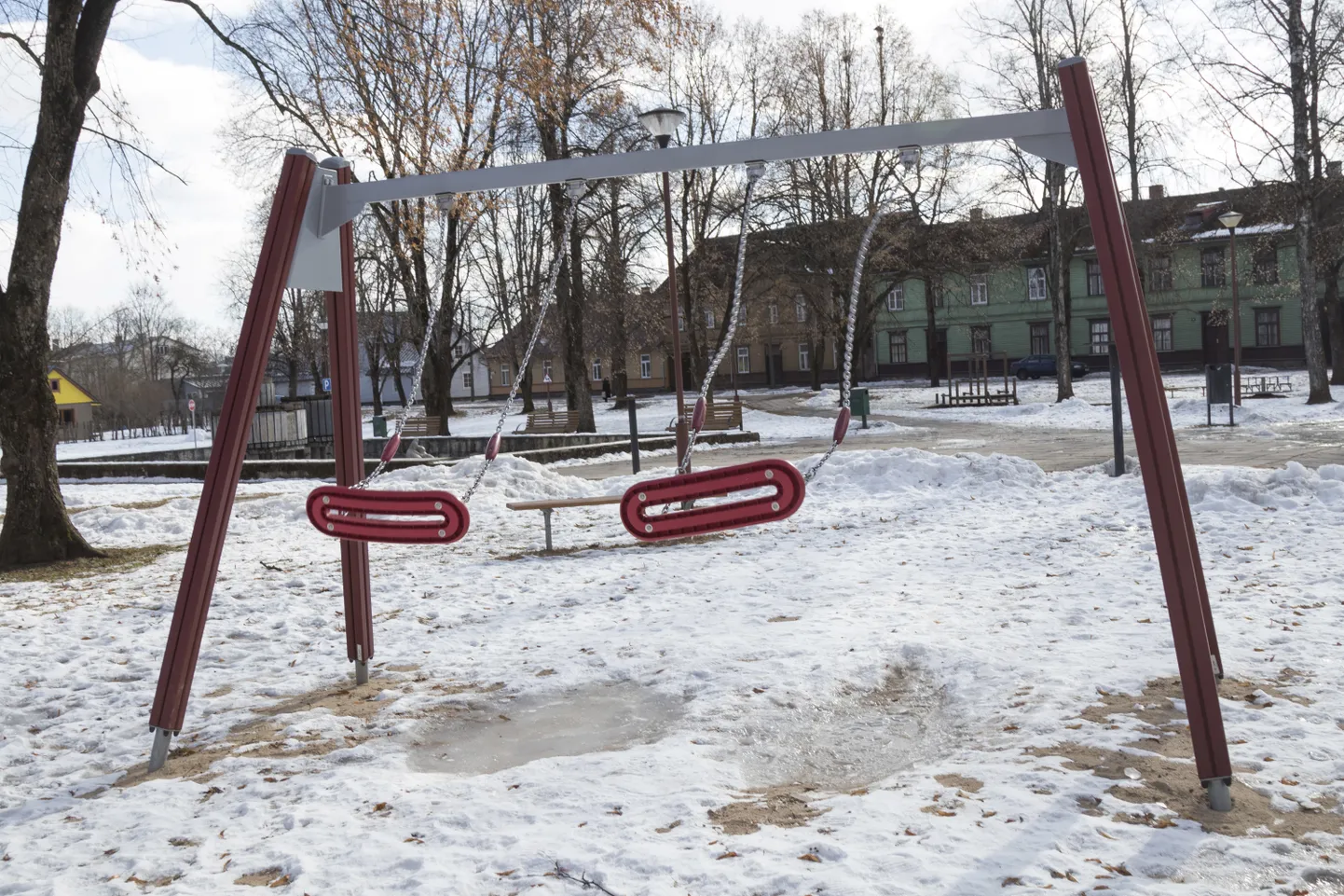 Viljandis Uuel tänaval asuva Lastepargi mänguvahendid on üsna kulunud. Hiljuti pandi sinna kaks uut kiike ja suveks peaks kerkima kaks ronimislinnakut.