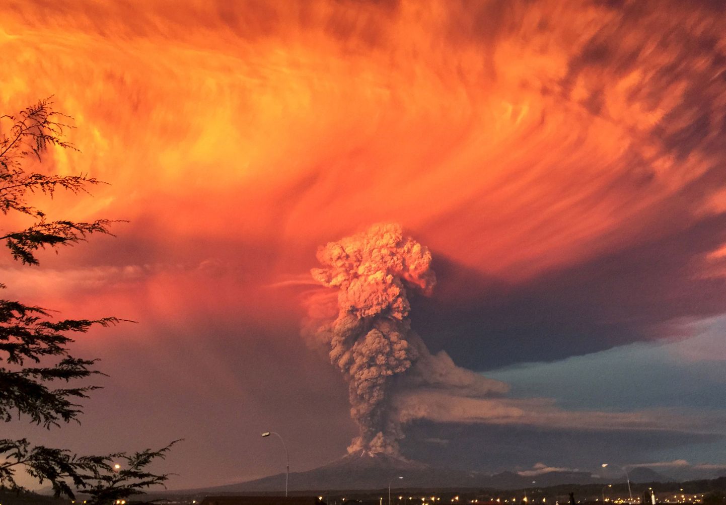 Извержение вулкана. Снимок иллюстративный.